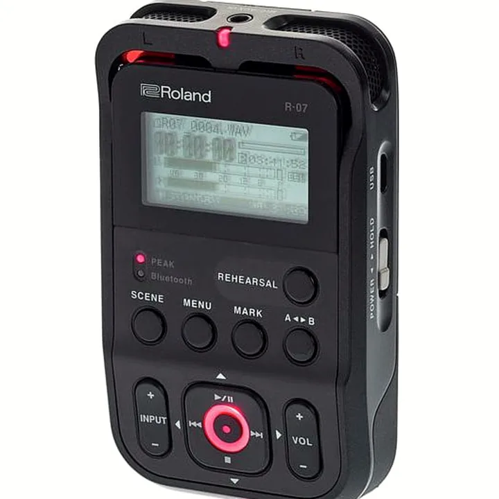Avis, Test : Roland R-07 black