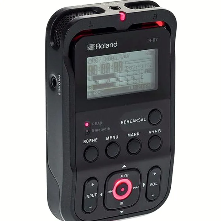 Avis, Test : Roland R-07 black
